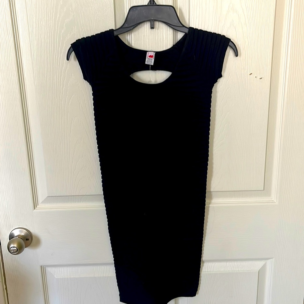 Bodycon black dress with cutout in back